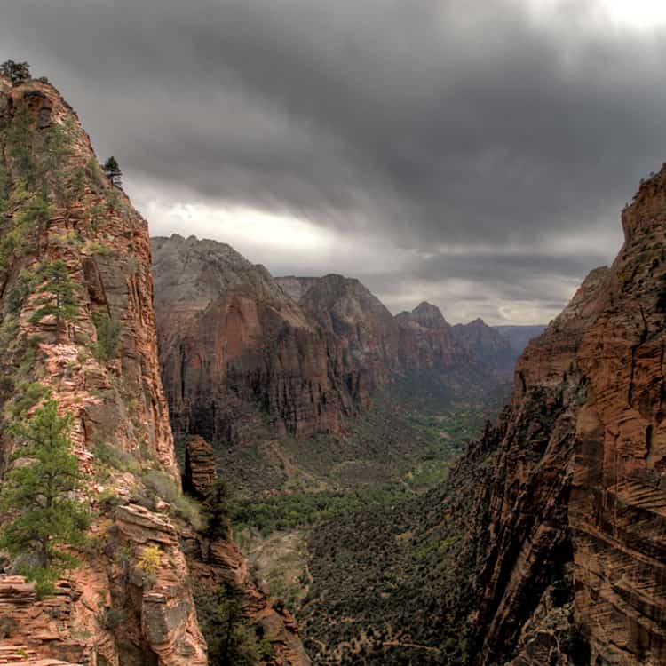 Angels Landing by OneEighteen is licensed under CC BY NC 2.0.750